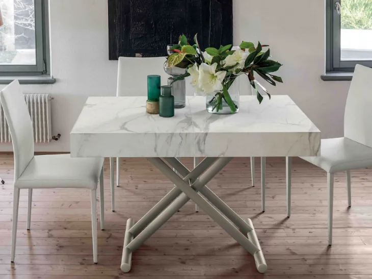 Tavolino trasformabile con top in nobilitato effetto marmo e base in metallo Ulisse di Altacom